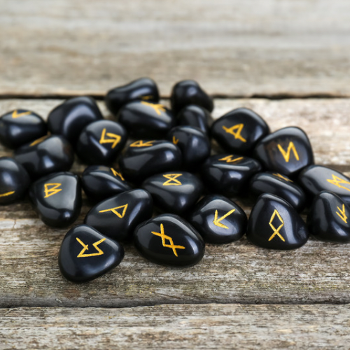 Runes divinatoires : guide pour bien débuter et interpréter les messages