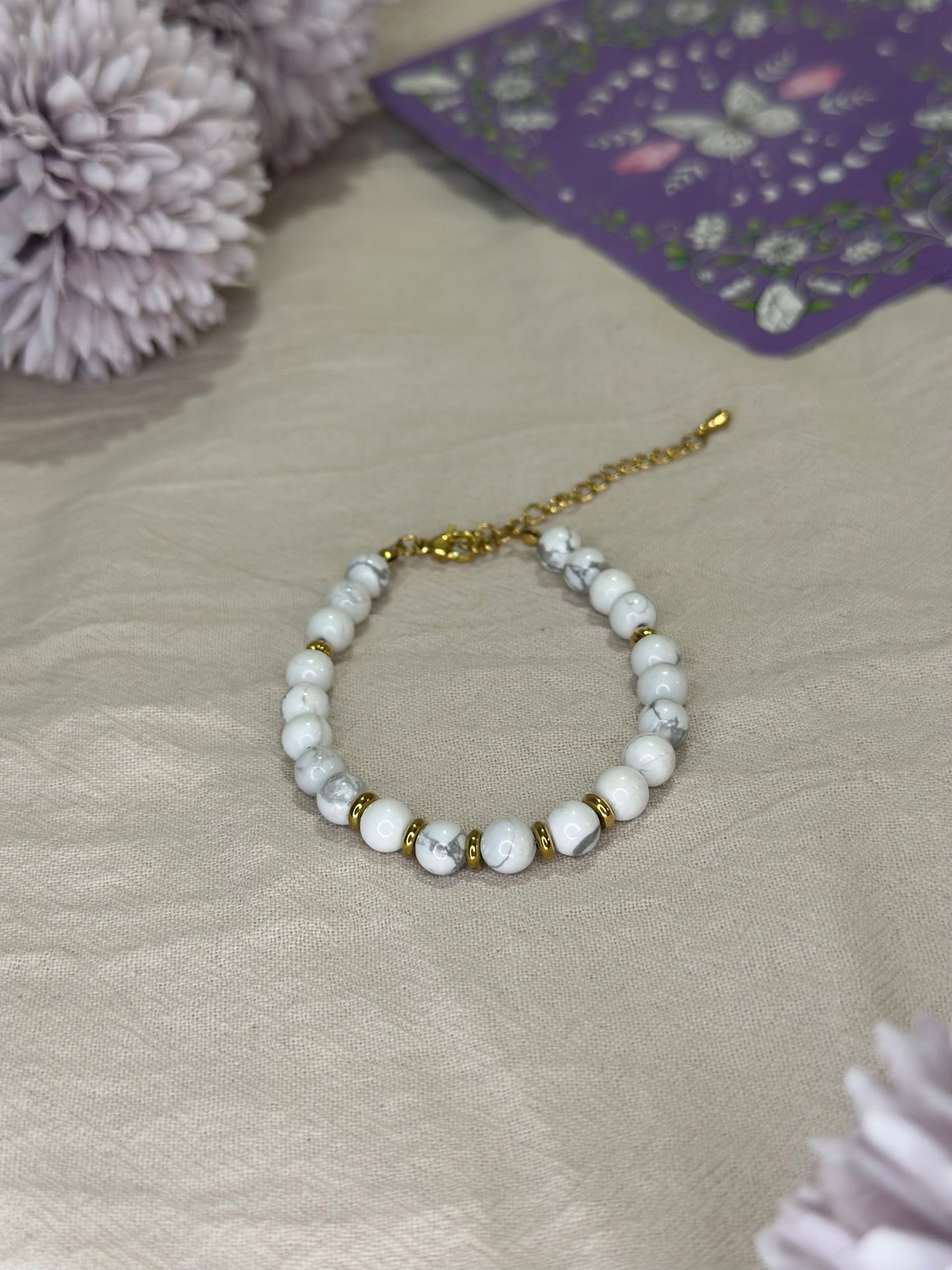 Bracelet Eira doré Howlite | Calme & Maîtrise